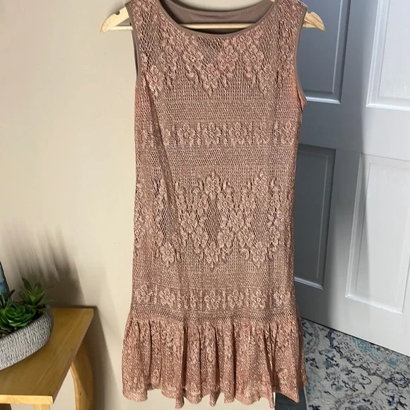Dressbarn lace overlay dress - Picture 2 of 13